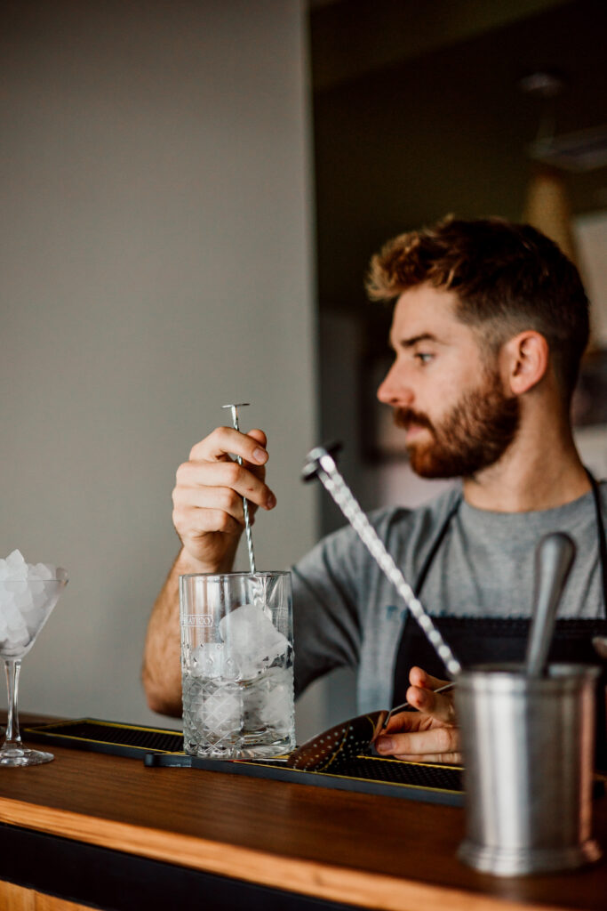Imagen umami gijon cocteleria vaso coctel barman perfil