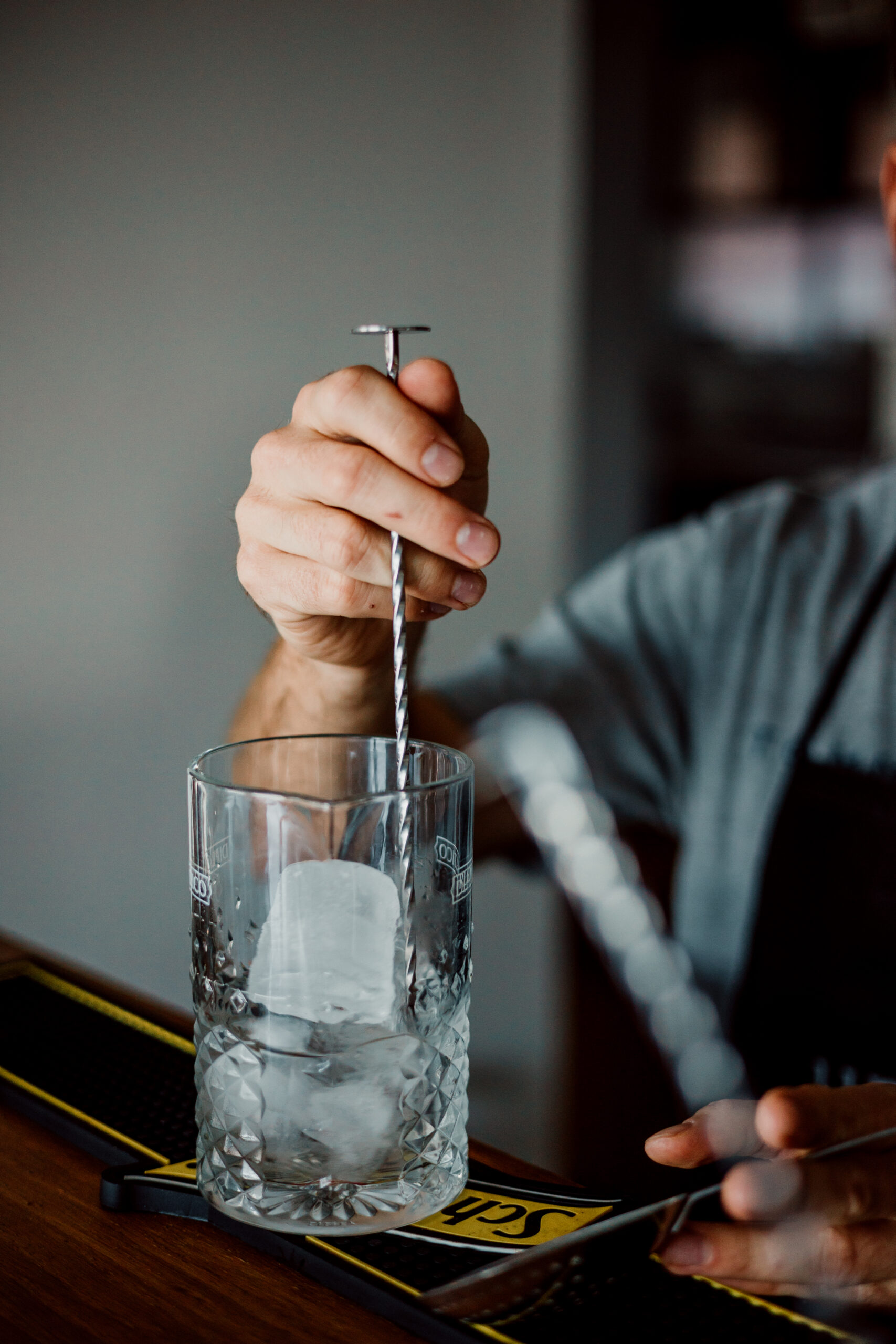 Preparando cóctel hielo en un vaso