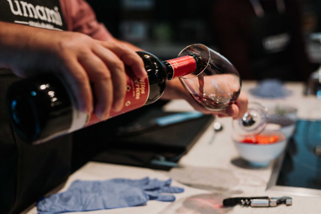 Imagen umami gijon echando vino tinto en copa