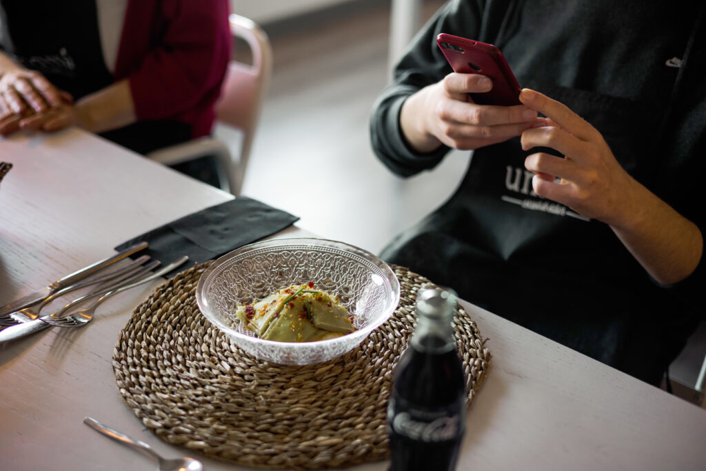 Imagen foto de plato en la mesa con un movil