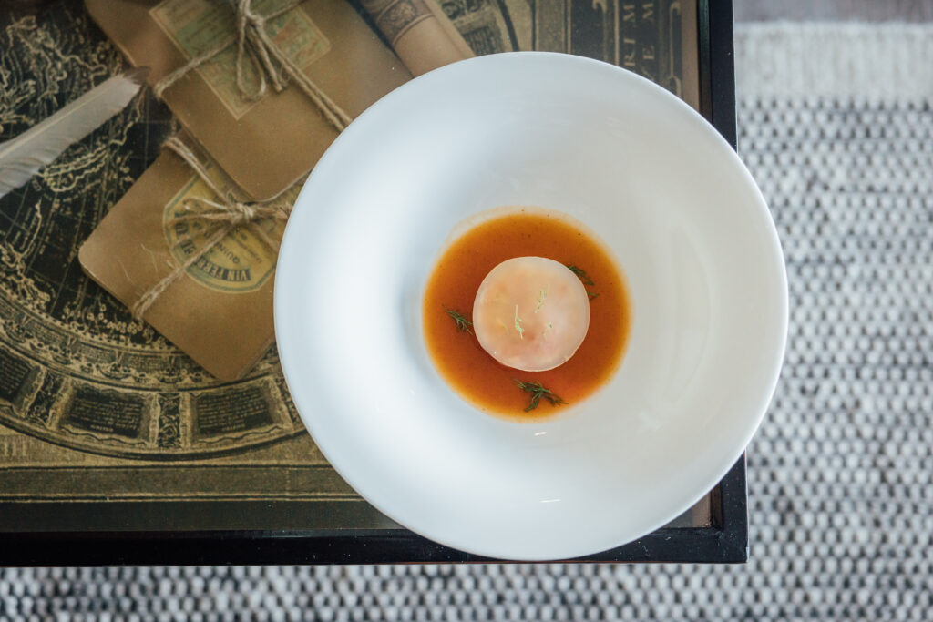 Imagen umami gijon plato sobre madera blanco