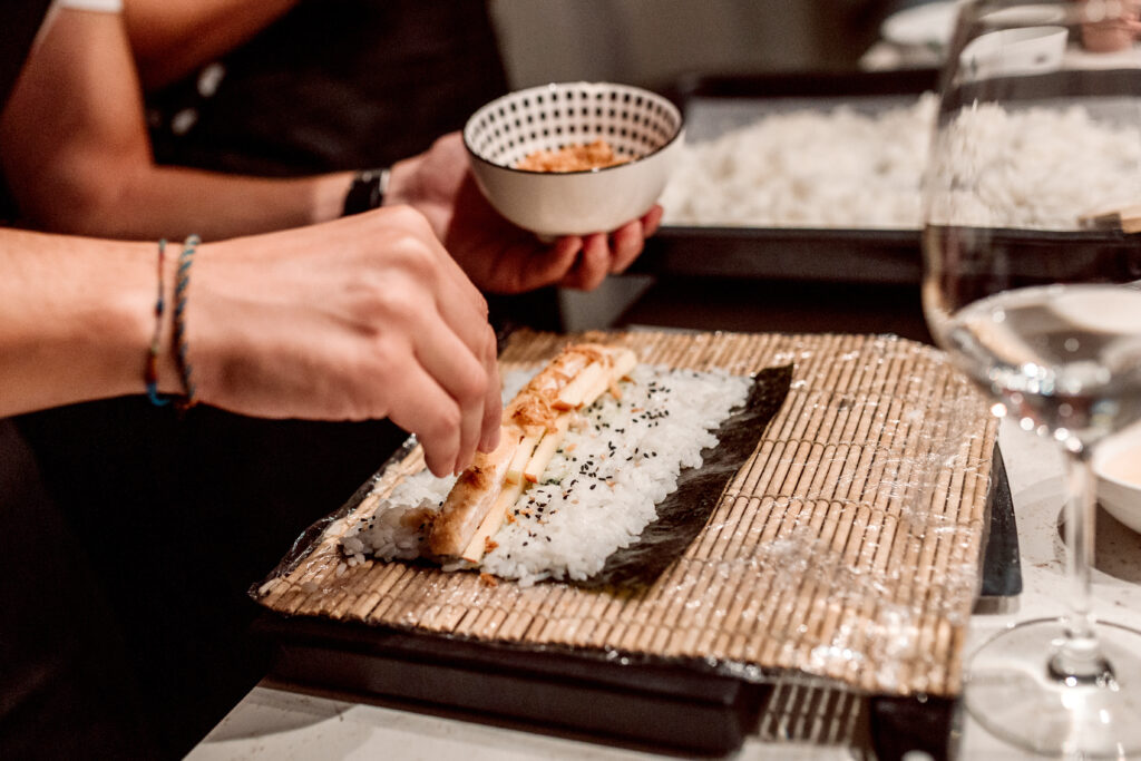 Imagen preparando plato sushi