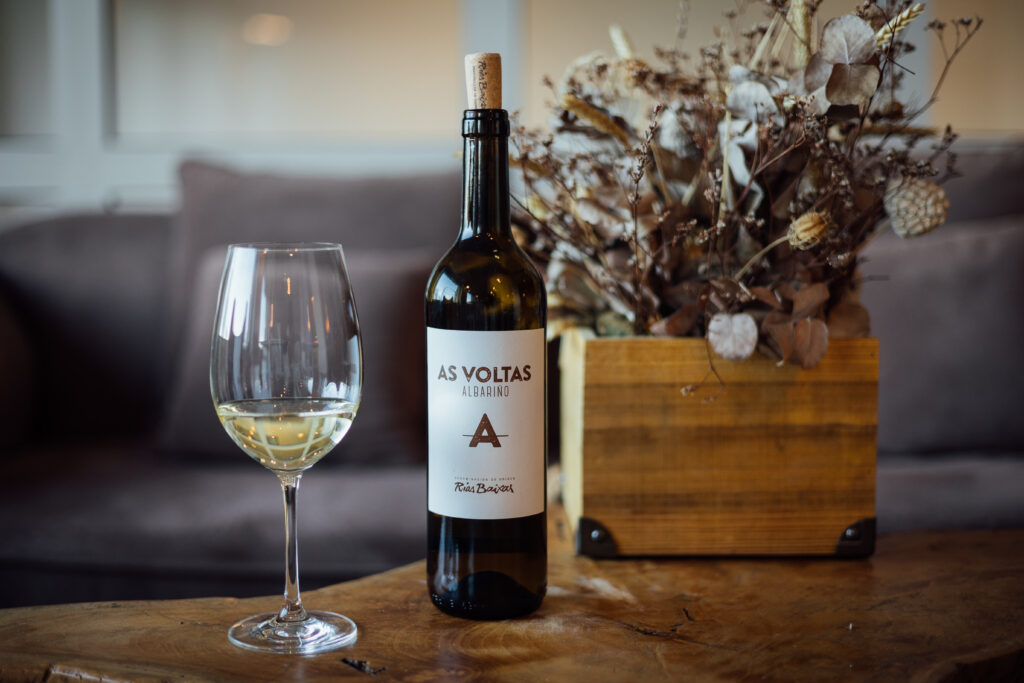 Imagen umami gijon vino blanco flores mesa