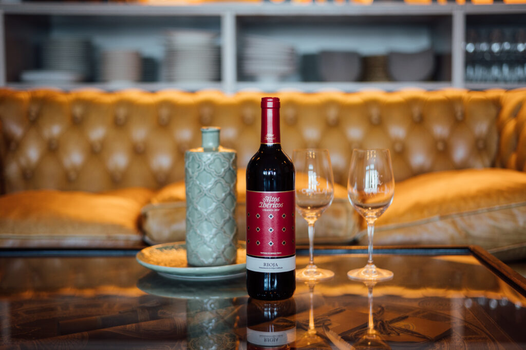Imagen umami gijon vino tinto dos copas mesa